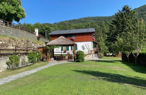 Santo Stefano dʼAveto Apartment | Room 'Viola' with Mountain View, Shared Pool and Wi-Fi