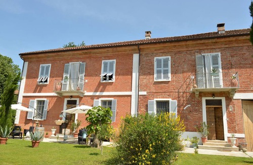 Castelnuovo Belbo Bed & Breakfast | Room with bathroom in ancient farmhouse in Monferrato