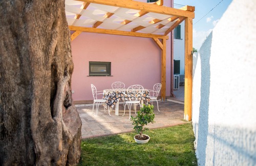 Villammare Apartment | Salvia cosy holiday home, 3 min walk to beach