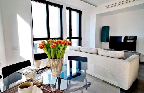 San Babila Apartment | San Babila Duomo View with Shared Rooftop Terrace