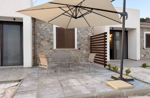Bonifati Apartment | Sea-view apartment with a pool