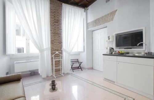 Rione IX Pigna Apartment | Secret Studio Retreat in the Heart of the Ghetto by Houseeds