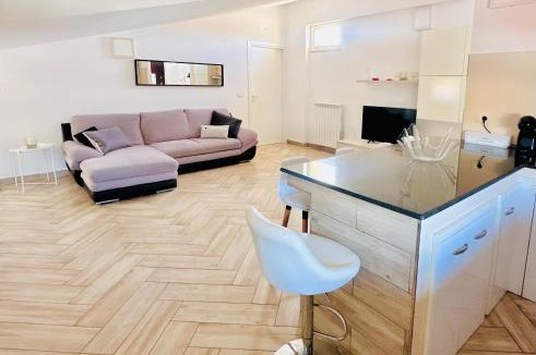 Mondragone Apartment | Serao House, 3 piano in centro