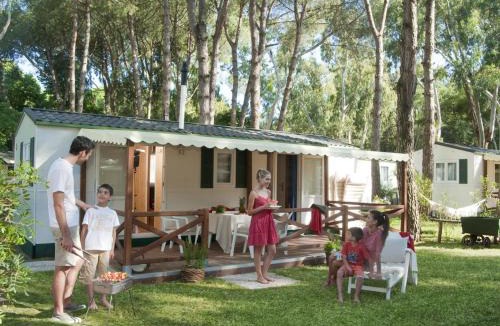 Baia Domizia Ski Chalet | Shaded Chalet by the Sea
