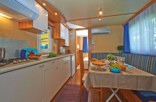 Baia Domizia Ski Chalet | Shaded Retreat by the Beach