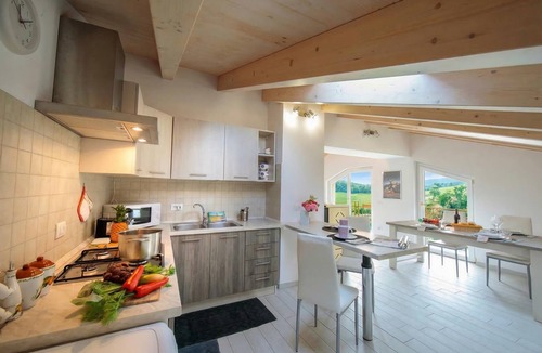 Angera Apartment | Silver Lake lake shore with Balcony&Air-Co, Angera, Italy