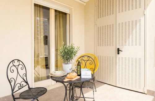 Palese Apartment | SkyGate - Gold - bright room with private bathroom