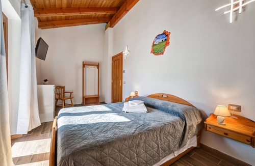 Donnas Bed & Breakfast | 'Smeraldo' Room with Mountain View and Wi-Fi