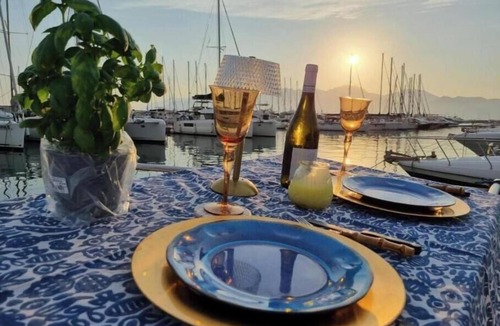 Magazzeno House | Soggiorno sul mare a Salerno su un B&b Galleggiante