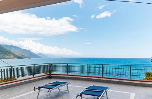Villammare Apartment | Soothing Apartment in Villammare with Balcony