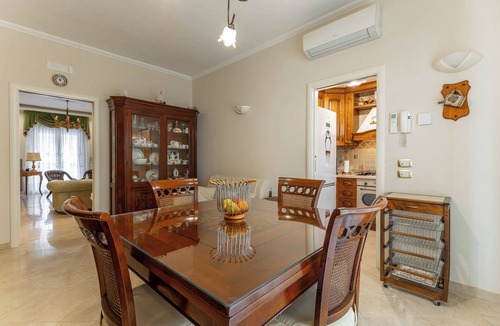 Trani Apartment | Spacious apartment, close to the sea, for vacation or work. Habitable porches.