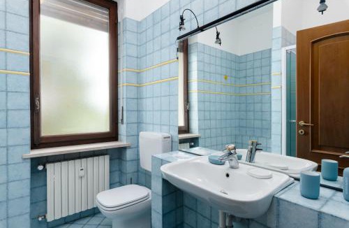 Pino Torinese Apartment | Spazioso trilocale 6 posti letto a 10 minuti da Torino con Box Auto Incluso