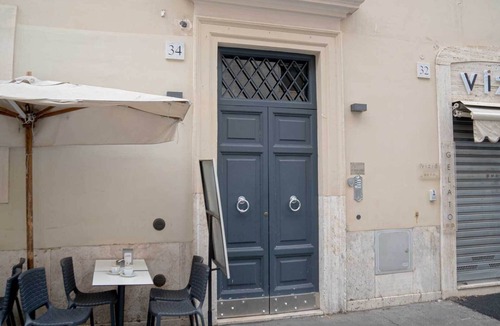 Rione XIV Borgo Apartment | St. Peter Colonnade view (MAS-3)