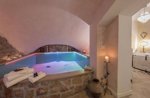 Vatican Apartment | St. Peter's in Love - Honeymoon suite with small pool