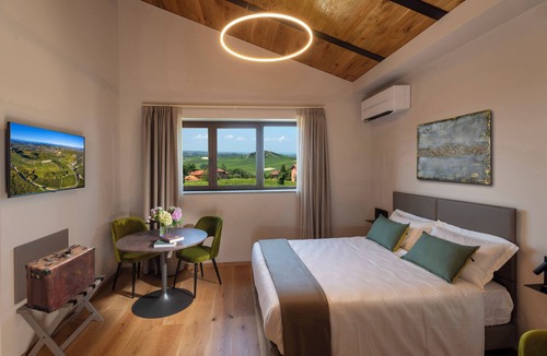 Castagnito Bed & Breakfast | Standard Room 104, no balcony - Relais PQlin & Winery.