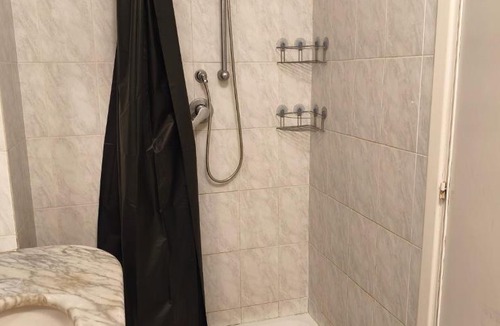Marco Simone House | Stanza con bagno privato in appartamento condiviso 2