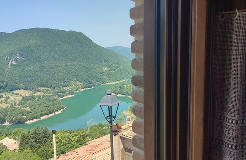 Paganico Sabino Cottage | Stone farmhouse on Lake Turano