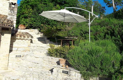 Genga Villa | Stone villa, with private pool, immersed in the greenery of Frasassi Park.