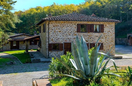 Civitella in Val di Chiana Villa | Stunning private villa with WIFI, private pool, A/C, TV and pets allowed, close to Arezzo