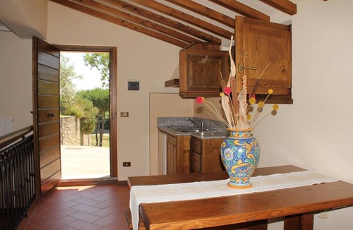 Civitella in Val di Chiana Apartment | Studio 'Stanzino degli Attrezzi del Griccia' with Pool, Wi-Fi & Air Conditioning