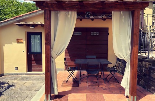 Civitella in Val di Chiana Apartment | Studio 'Stanzino degli Attrezzi del Griccia' with Pool, Wi-Fi & Air Conditioning