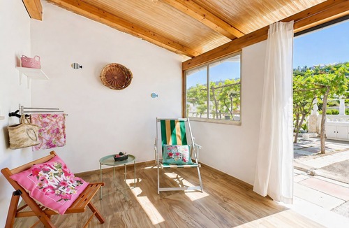 Peschici Apartment | Studio Apartment 'Francesca, Mono Standard A' with Shared Terrace, Wi-Fi and Air Conditioning