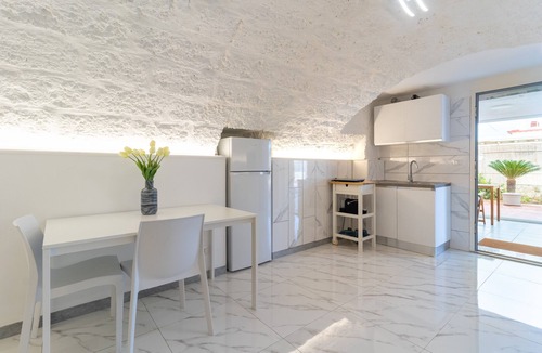 Mola di Bari Apartment | Studio Apartment 'La Porta Sul Mare- Timone' with Shared Terrace, Wi-Fi and Air Conditioning