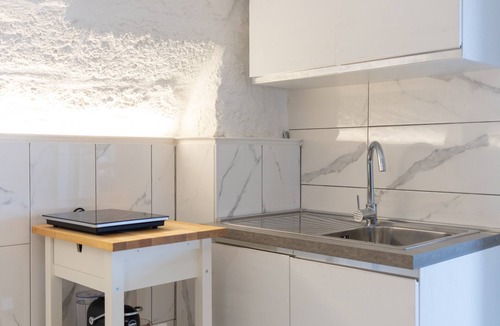 Mola di Bari Apartment | Studio Apartment 'La Porta Sul Mare- Timone' with Shared Terrace, Wi-Fi and Air Conditioning