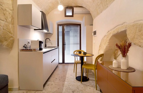 Mola di Bari Apartment | Studio 'Aria Di Sale' with Wi-Fi and Air Conditioning