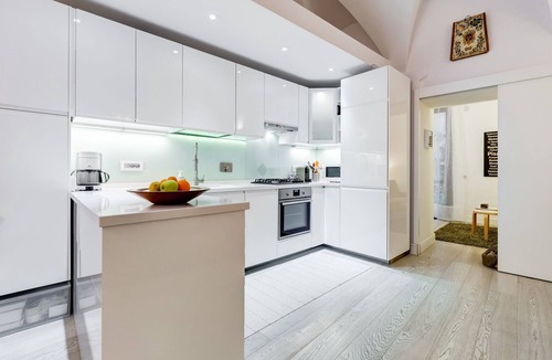 Rione III Colonna Apartment | Stunning Apartment With Private Garden
