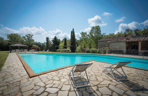 Bucine Villa | Stunning private villa with WIFI, private pool, veranda, pets allowed and panoramic view