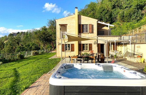 Ripatransone Villa | Stunning private villa with pool, hot tub, WIFI, terrace, pets allowed and panoramic view
