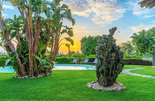 Polistena Villa | Stunning private villa with A/C, WIFI, hot tub, private pool, TV and patio, close to Gioia Tauro
