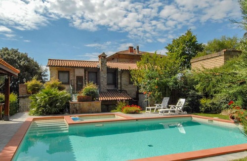 Casalini Villa | Stunning private villa for 7 people with WIFI, private pool, TV, patio, pets allowed and parking