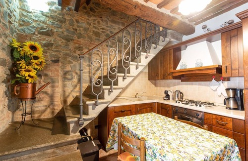 Montorgiali House | Stunning private villa for 5 people with WIFI, A/C, hot tub, TV, patio and pets allowed
