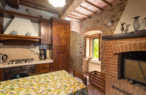 Montorgiali House | Stunning private villa for 5 people with WIFI, A/C, hot tub, TV, patio and pets allowed