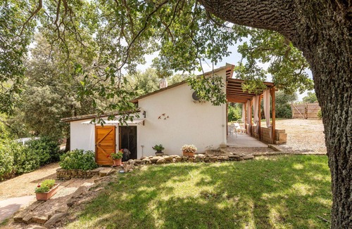 Scansano House | Stunning private villa with hot tub, WIFI, A/C, TV, patio, pets allowed, panoramic view and park.