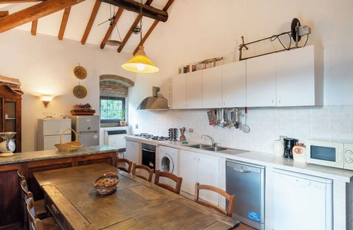 Londa Villa | Stunning private villa for 22 guests with WIFI, pool, TV, patio and pets allowed