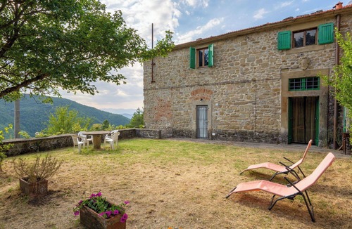 Londa Villa | Stunning private villa for 22 guests with WIFI, pool, TV, patio and pets allowed