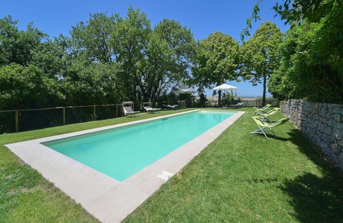 Paciano Villa | Stunning private villa for 8 guests with hot tub, WIFI, private pool, TV, balcony and pets allowed