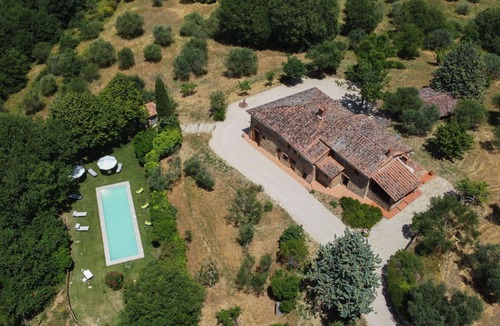 Paciano Villa | Stunning private villa for 8 guests with hot tub, WIFI, private pool, TV, balcony and pets allowed