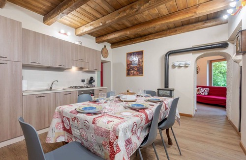 Piasco House | Stunning private villa for 5 guests with WIFI, hot tub, TV, patio, pets allowed and panoramic view