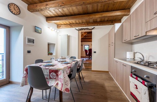 Piasco House | Stunning private villa for 5 guests with WIFI, hot tub, TV, patio, pets allowed and panoramic view