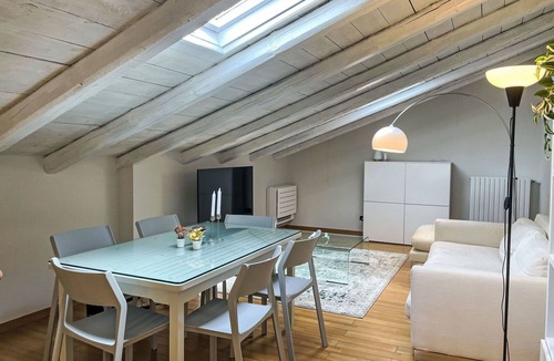 Montemagno House | Stunning villa for 3 people with A/C, TV, terrace, pets allowed and panoramic view