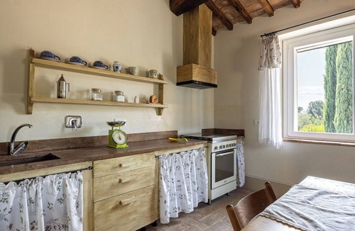 Bovara House | Stunning villa with WIFI, TV, patio, pets allowed and panoramic view, close to Spoleto