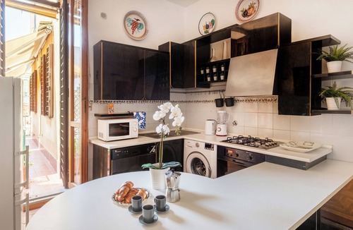 Rione III Colonna Apartment | Stylish 2-Bedroom Apartment with Terrace & Stunning View Near Trevi Fountain