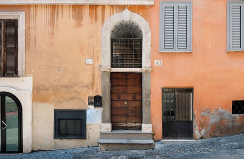 Rione III Colonna Apartment | Stylish 2-Bedroom Apartment with Terrace & Stunning View Near Trevi Fountain