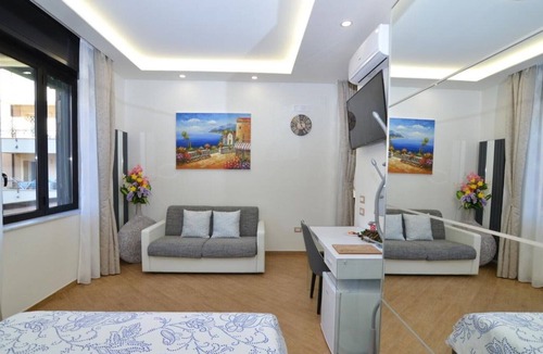 Centro Storico Bed & Breakfast | SUITE CASERTA DELUXE near the Royal Palace of Caserta, WIFI, Netflix, parking .