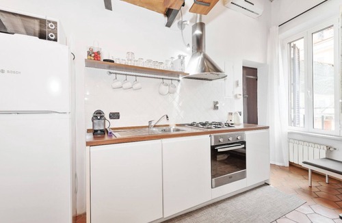 Monti Apartment | Suite Frangipane: beautiful penthouse overlooking the Roman Forum and the Colosseum