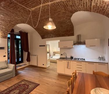 Roman Quarter Apartment | Suite The Brick - Host by Traveller's Nest